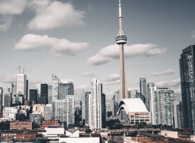 Innovations Reshaping Canadian Retail in 2025: AI and AR Lead the Way